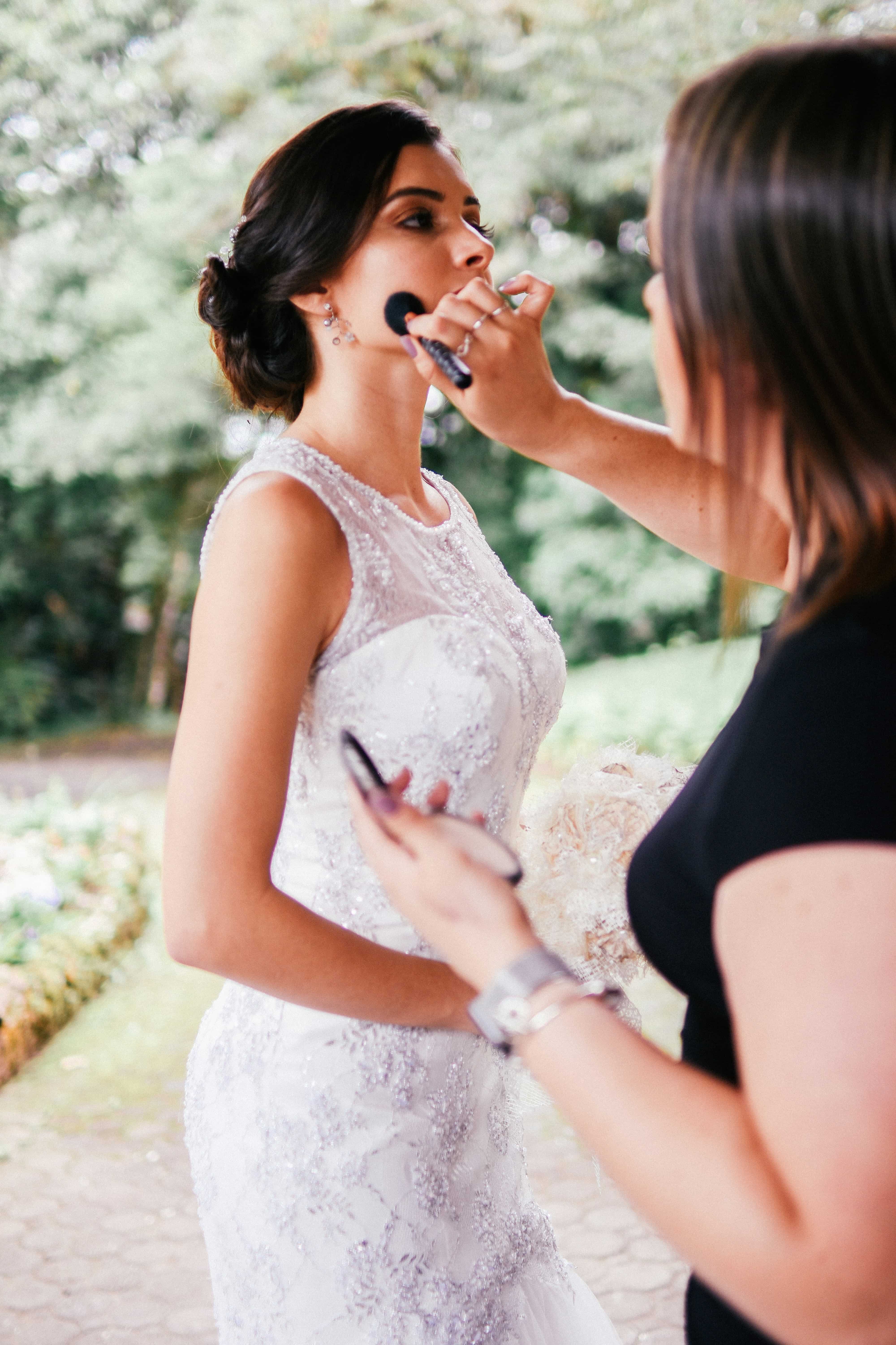 Mlada sa modernim bridal makeup-om sa naglašenim očima i prirodnim sjajem kože, pripremljena za venčanje u Beogradu