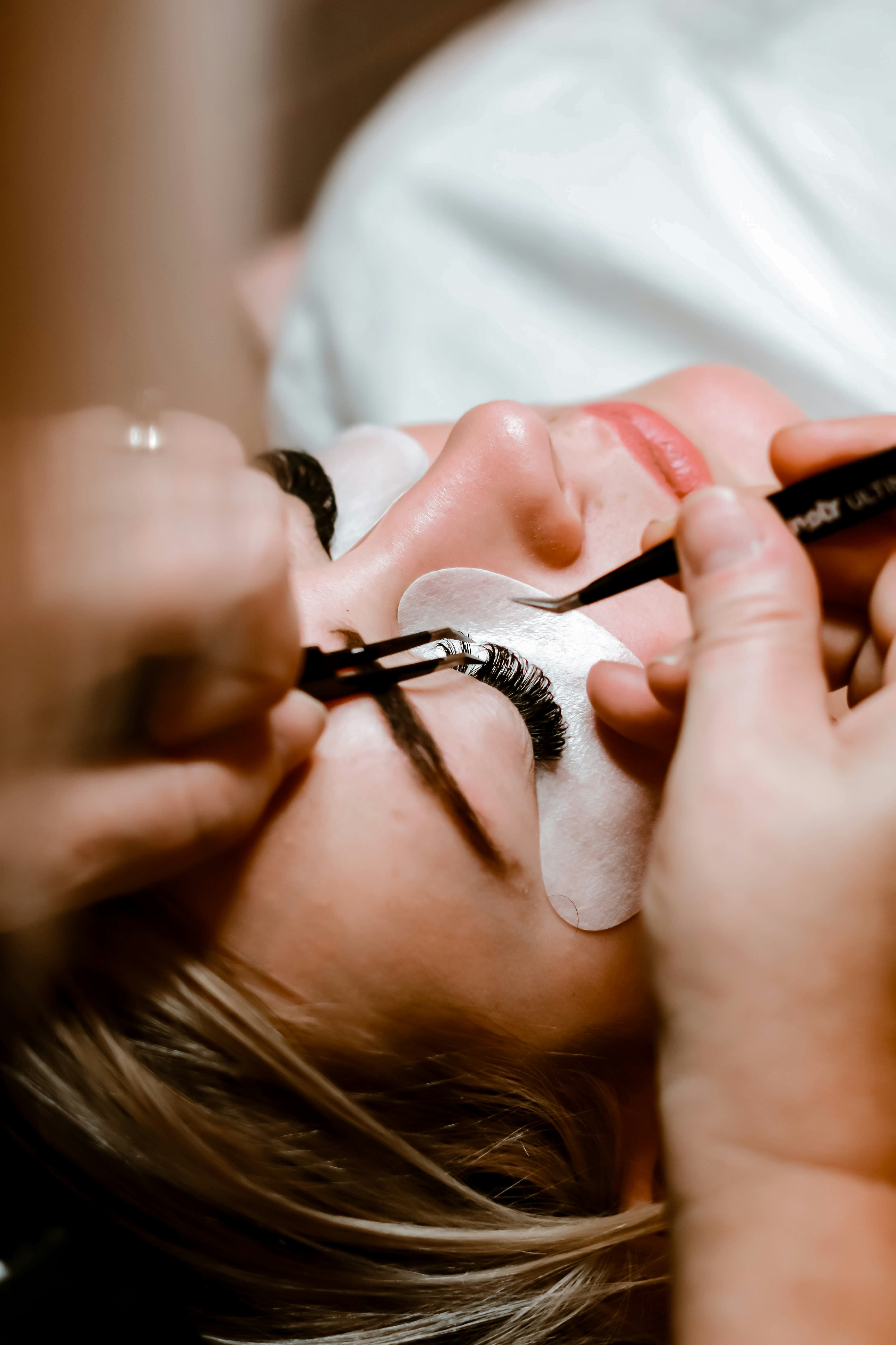 Žena sa prirodno podignutim i uvijenim trepavicama posle lash lift tretmana u salonu Lola Esthetic u Beogradu