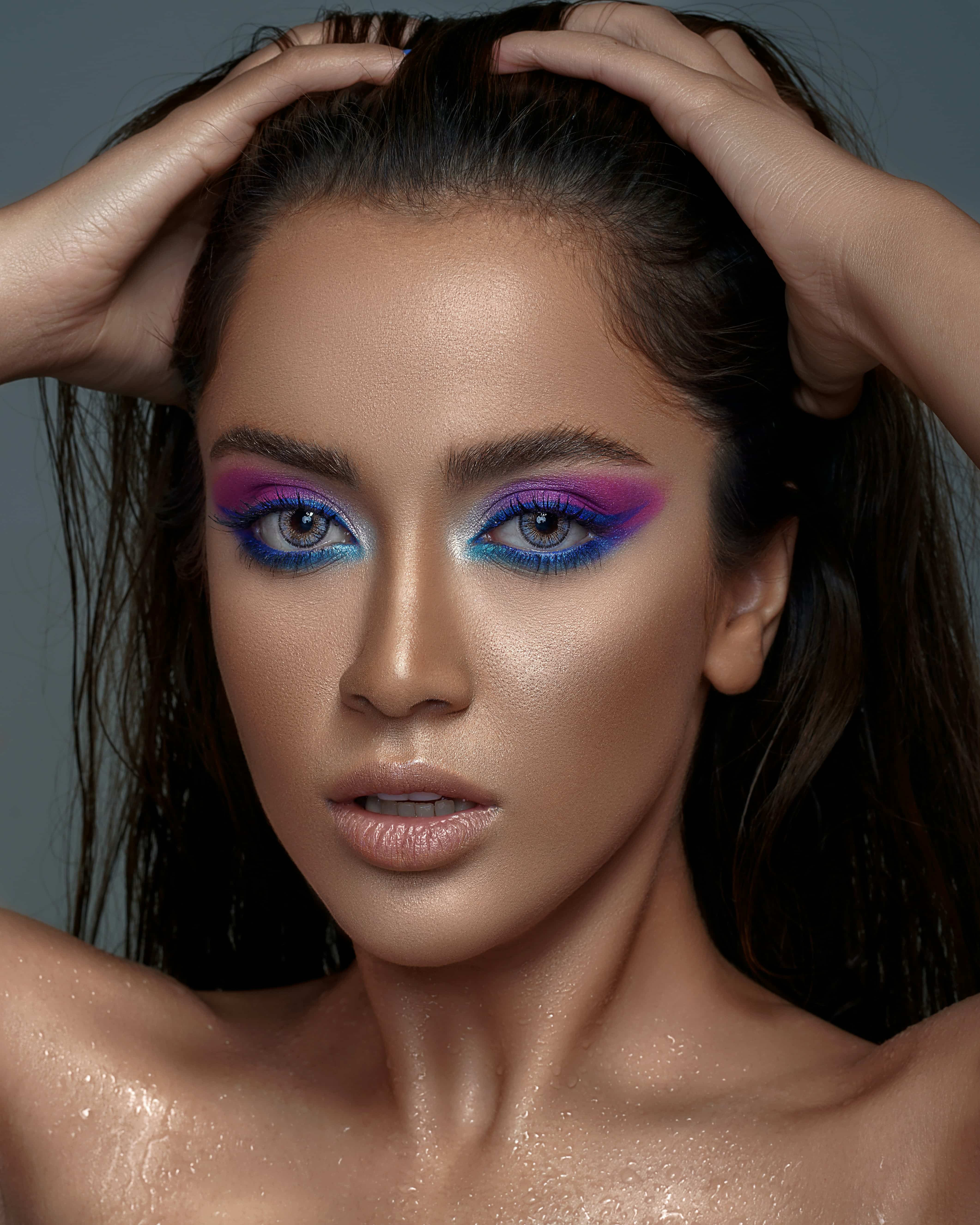 Mlada sređuje makeup u profesionalnom salonu Lola Esthetic u Beogradu pre venčanja