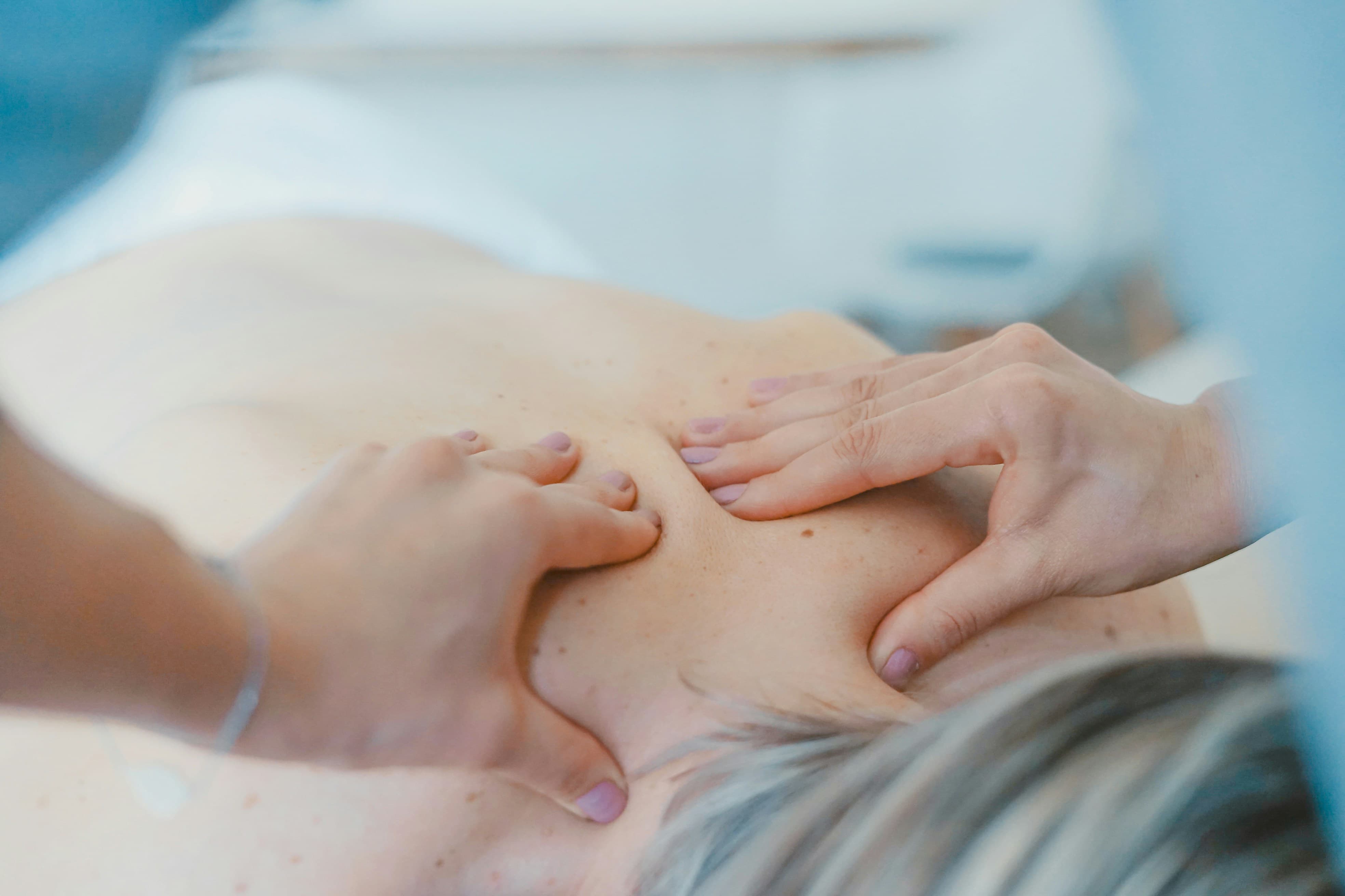 Profesionalna masaža u salonu Lola Esthetic u Beogradu koja prikazuje tehniku relaksacije tela i duha