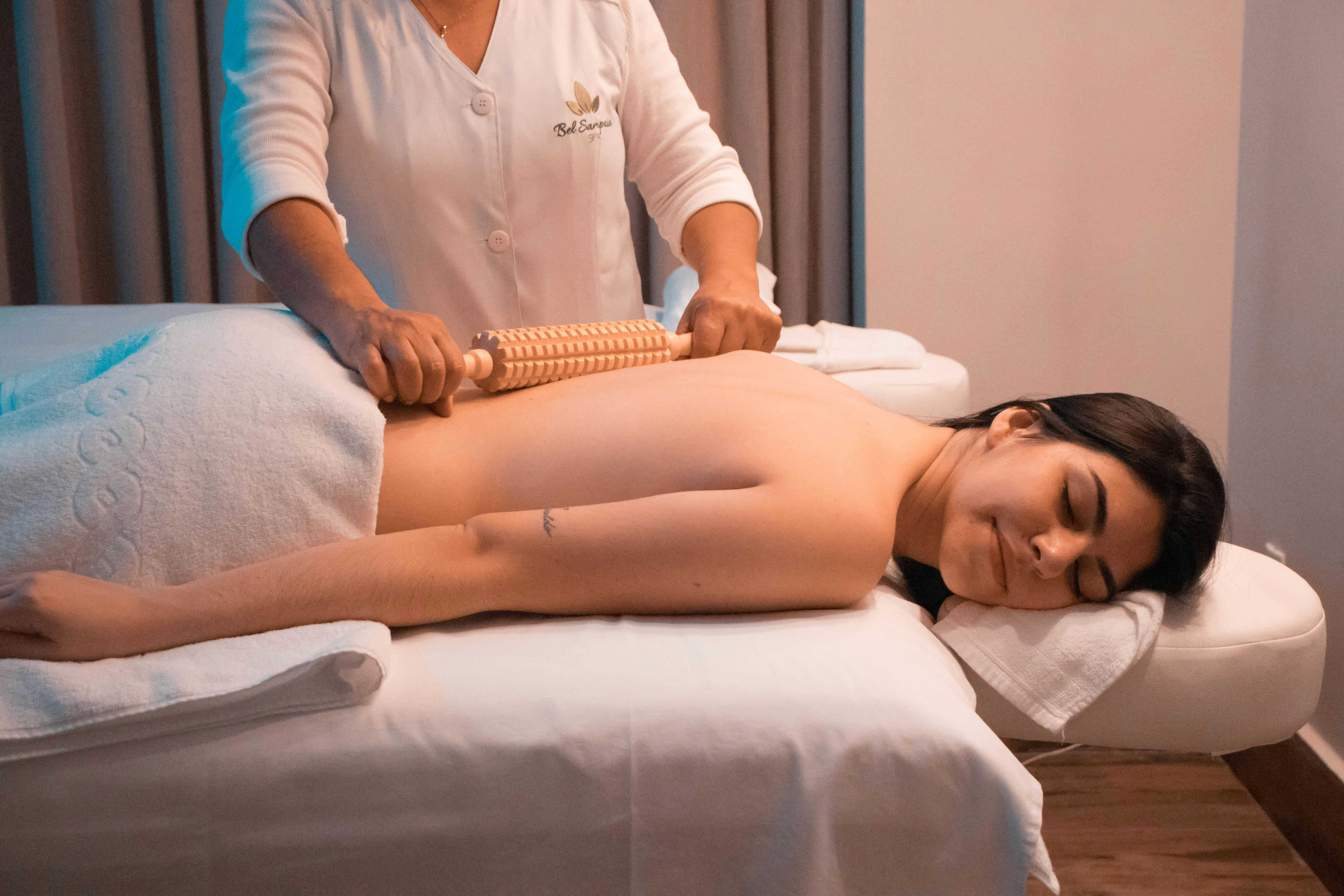 Prikaz manuelne limfne drenaže u salonu Lola Esthetic u Beogradu sa terapeutom u akciji