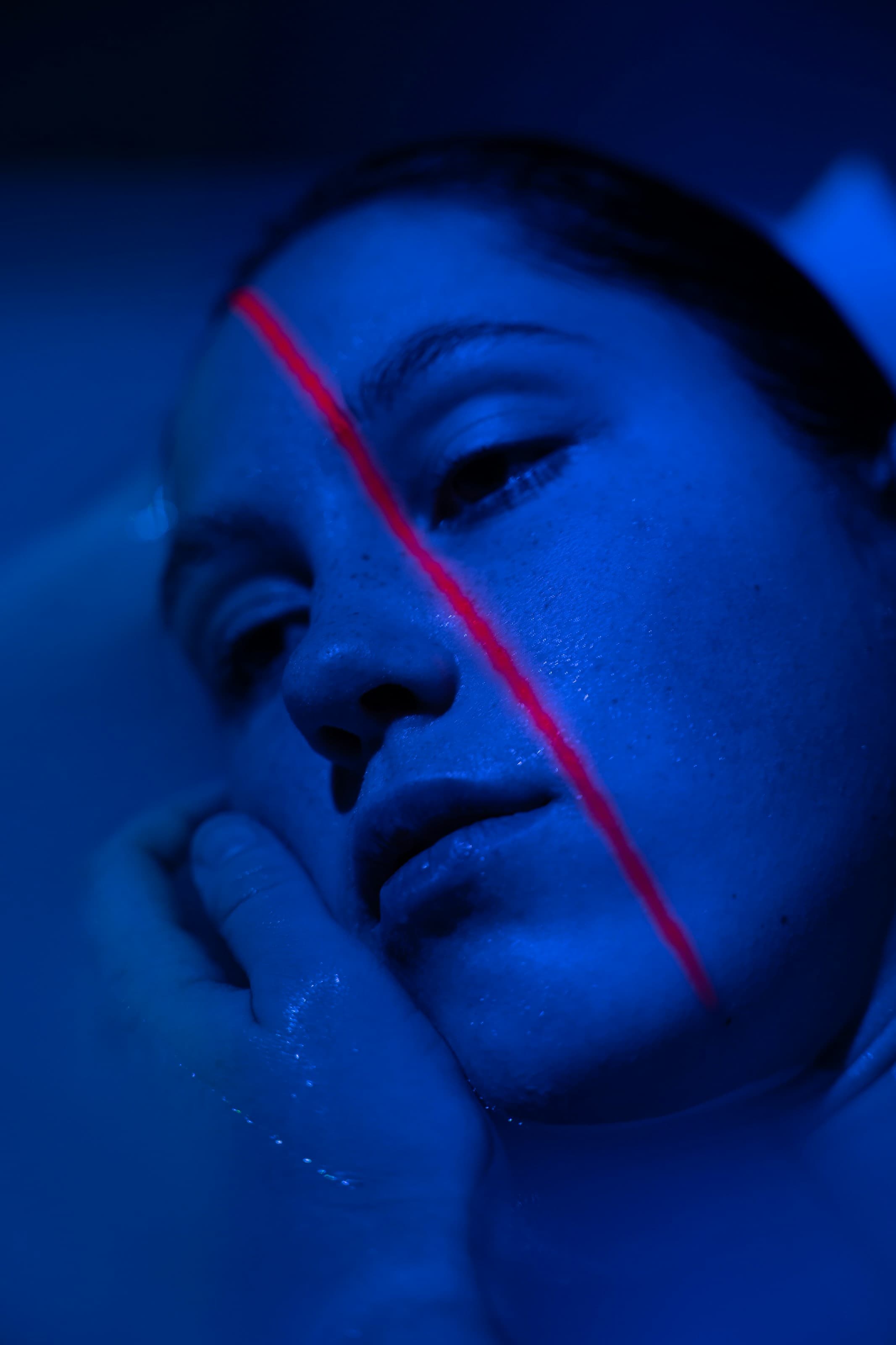 Žena u salonu Lola Esthetic u Beogradu tokom pripreme za lasersku epilaciju, fokus na bezbednost i negu kože