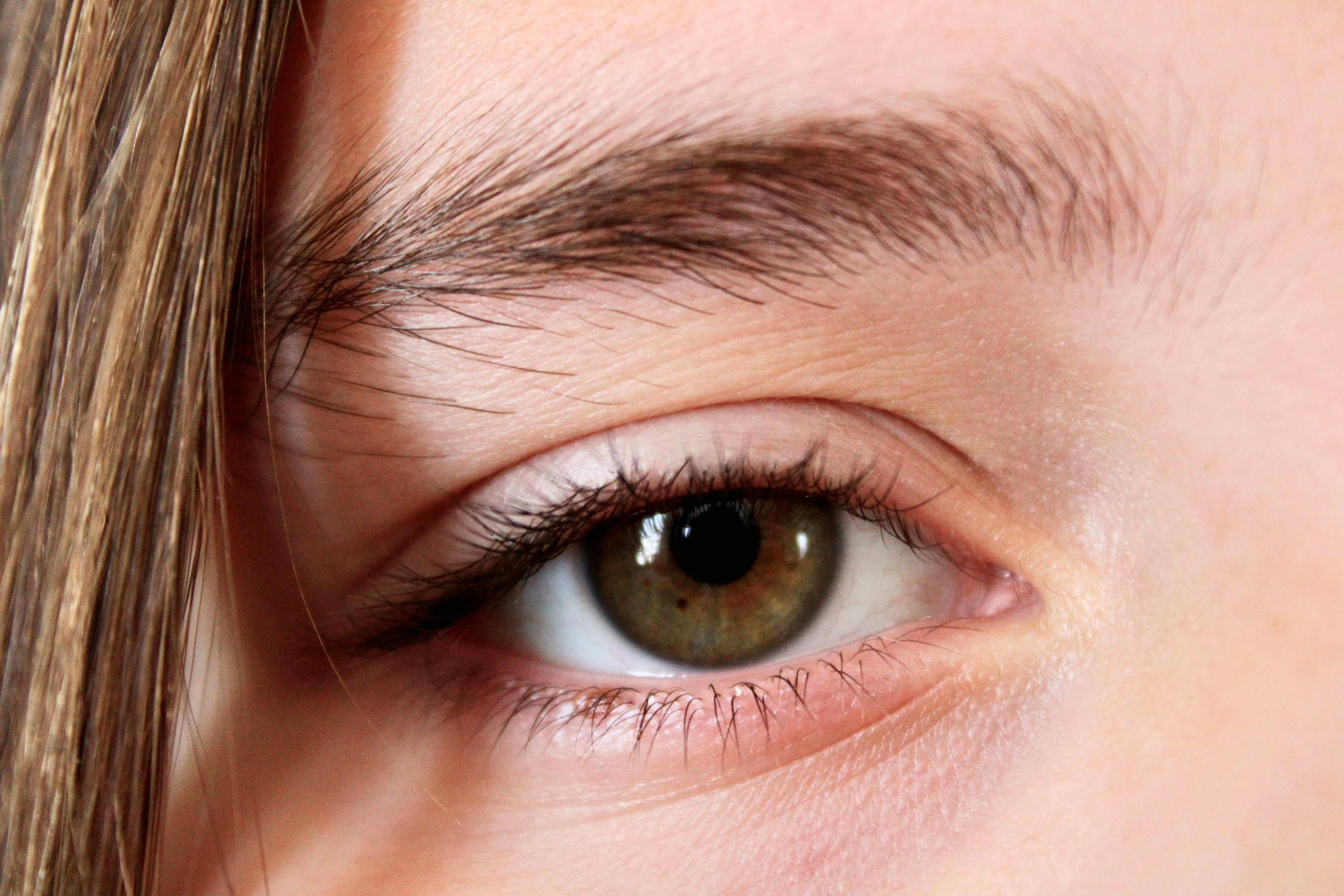 Kozmetičarka izvodi brow lift tretman podizanja i oblikovanja obrva u salonu Lola Esthetic u Beogradu