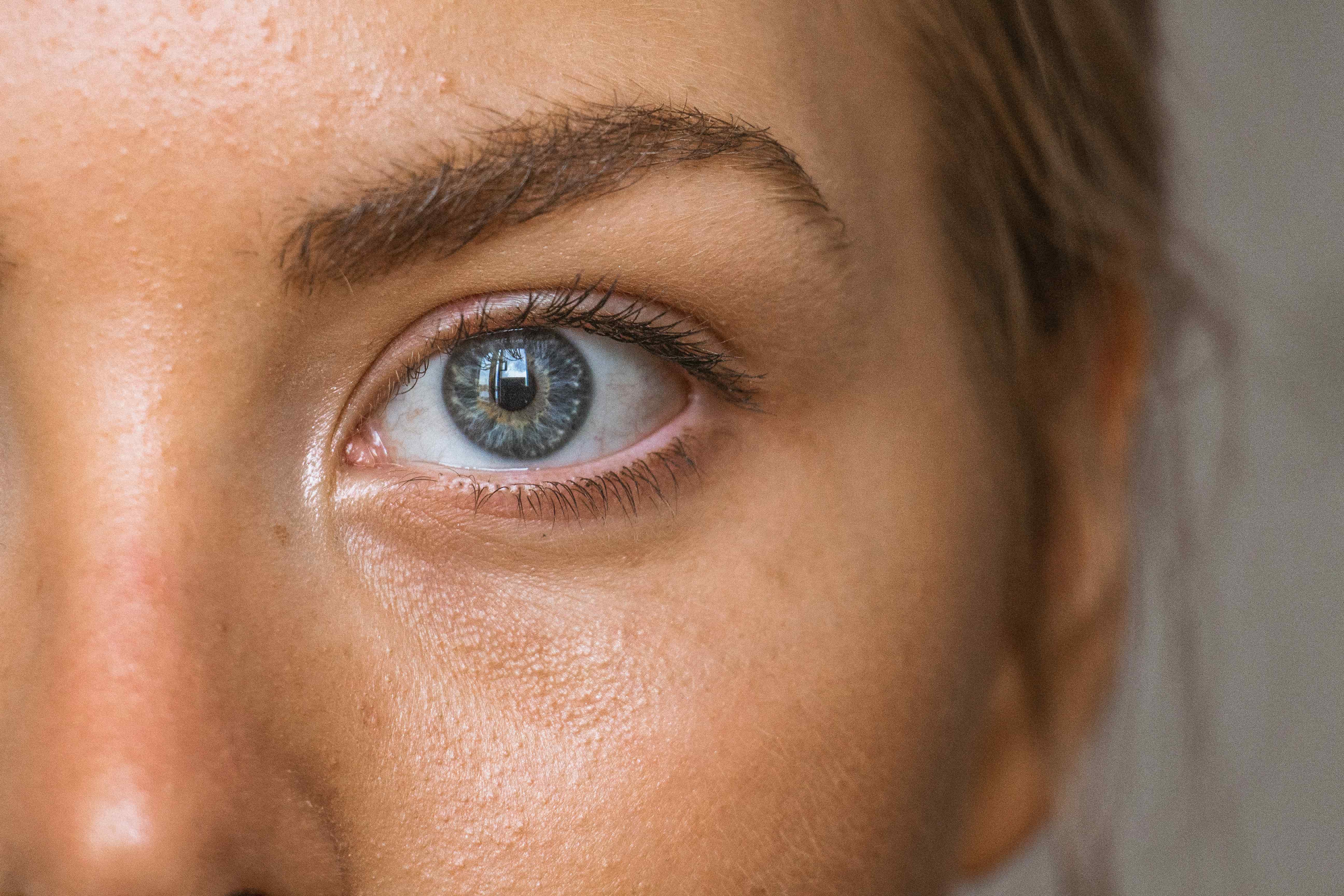 Žena sa masnom kožom nanosi matirajući makeup u Lola Esthetic salonu u Beogradu