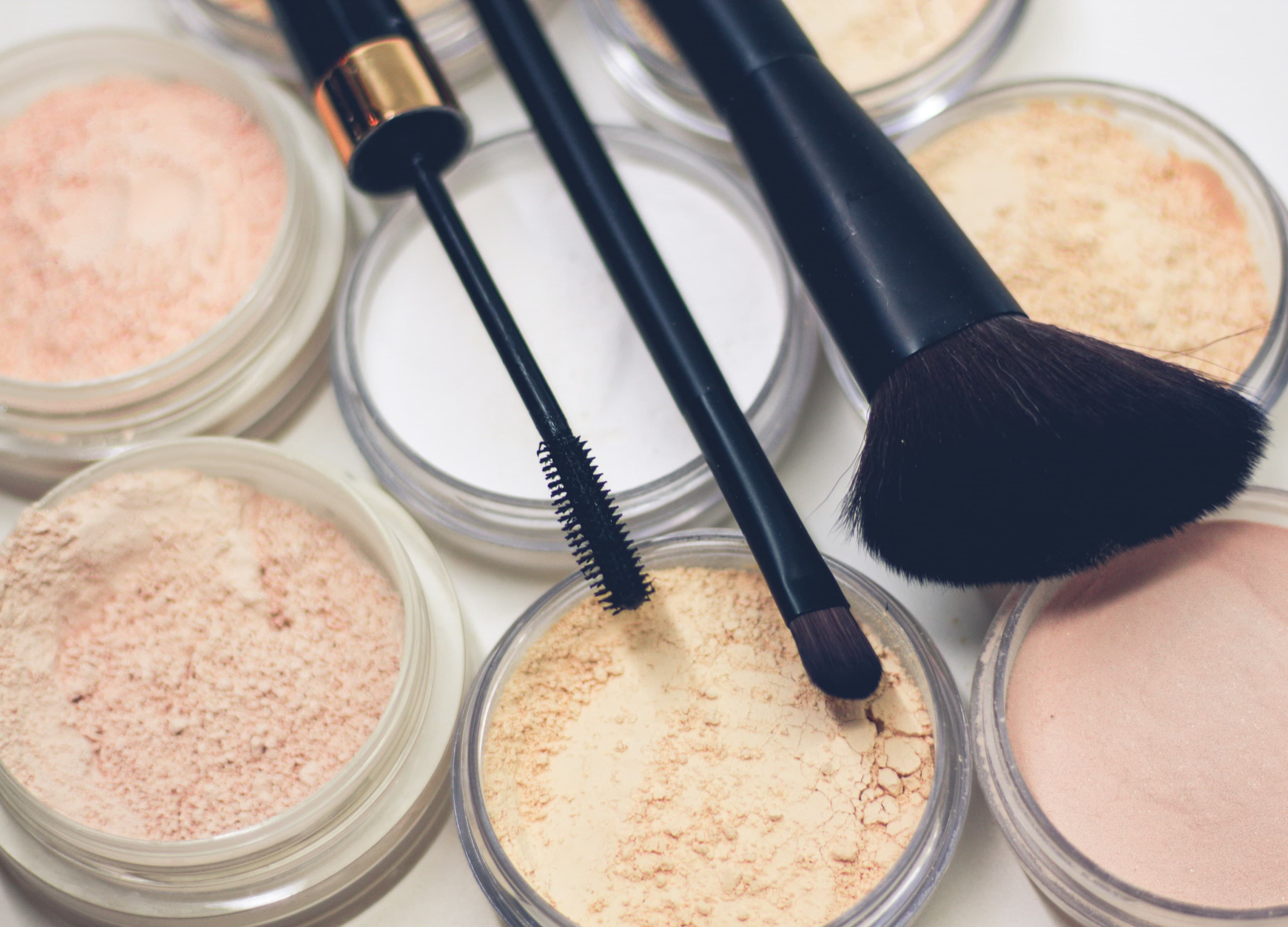 Žena sa prirodnim makeup-om prikazana u dnevnom svetlu, sa blago naglašenim očima i usnama u nude tonovima
